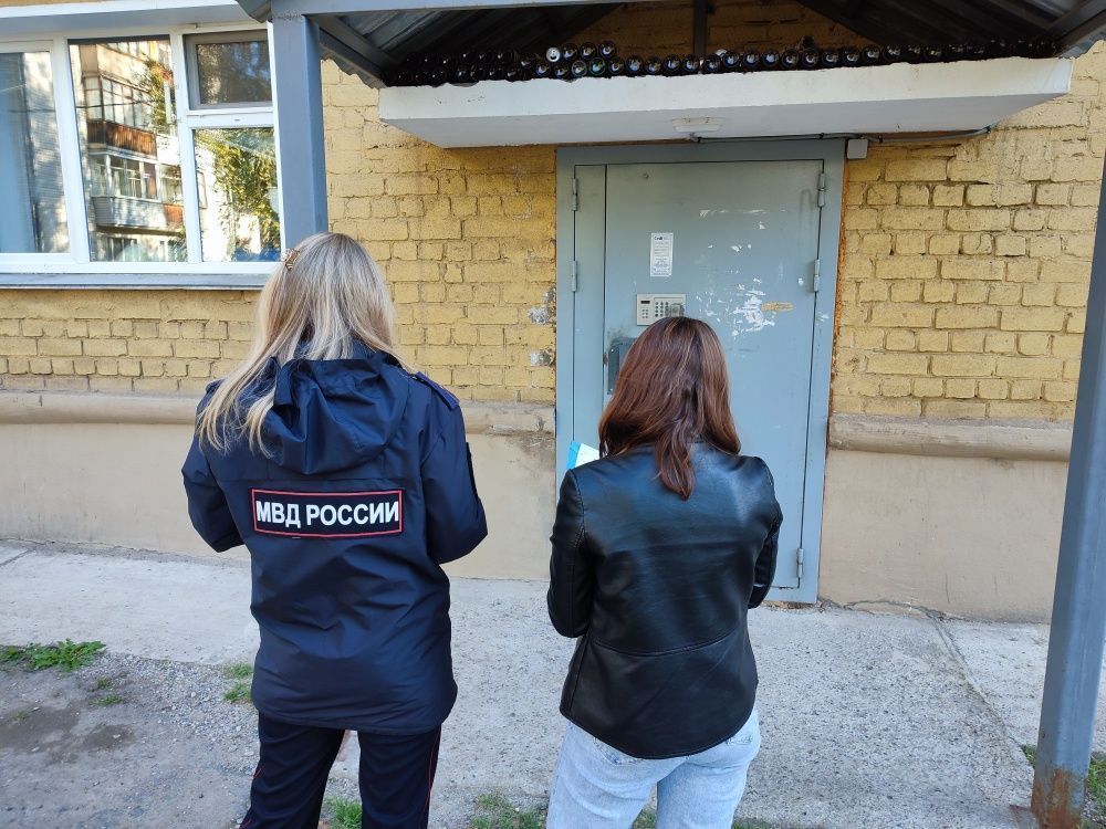 Сотрудники комиссии по делам несовершеннолетних оказывают поддержку семьям, находящимся под их наблюдением