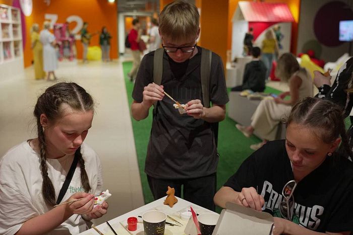 Молодёжь представила город Киров в павильоне «Рабочий и колхозница»