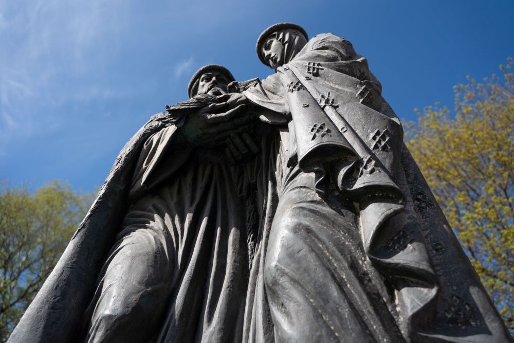 Памятник Петру и Февронии установили на новый постамент.