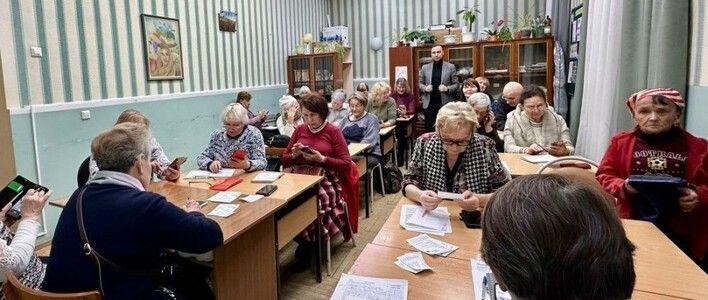 В Октябрьском районе прошёл урок по смартфонной грамотности  