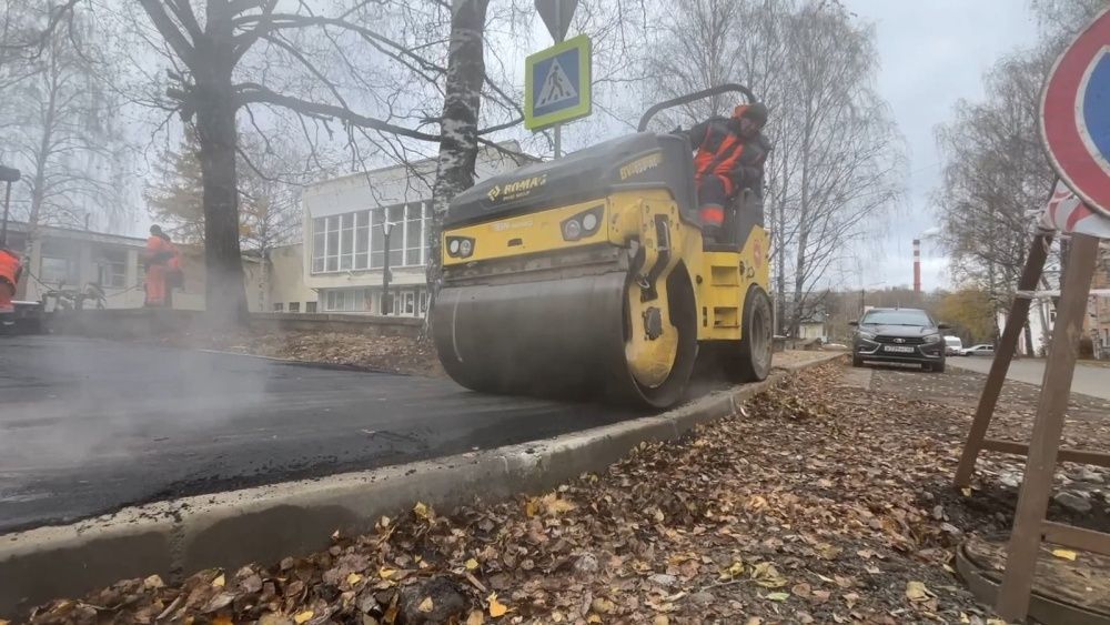 На улице Профсоюзной восстанавливают тротуар