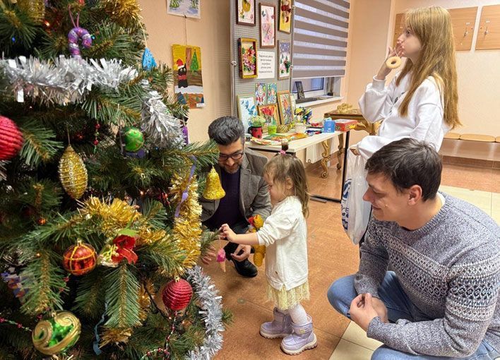 3 кировчанки получили подарки с Елки желаний от приставов