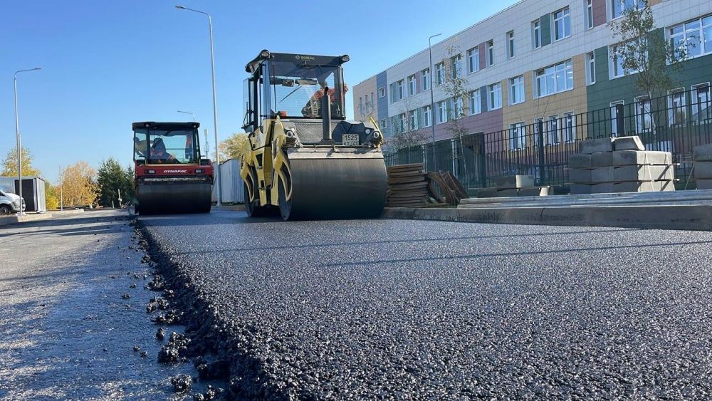 В микрорайоне Чистые пруды на новой улице укладывают верхний слой асфальта