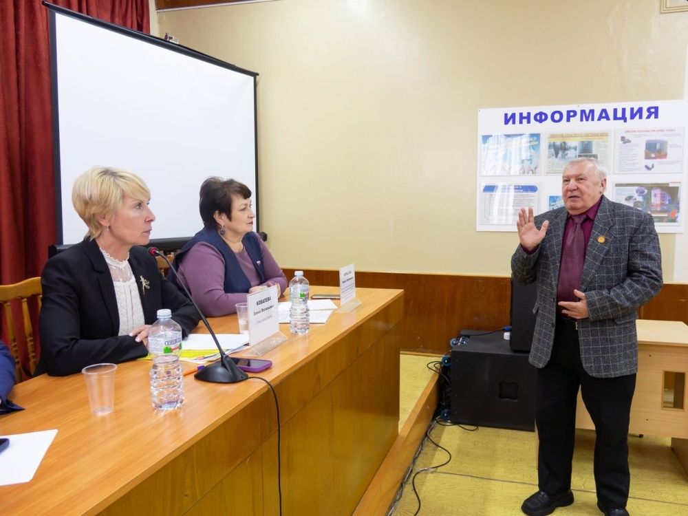 Ветераны обсуждают планы.