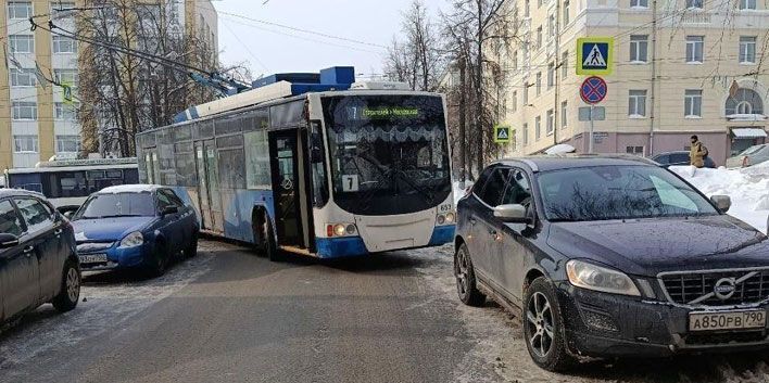 В Кирове неправильно припаркованные машины мешают общественному транспорту