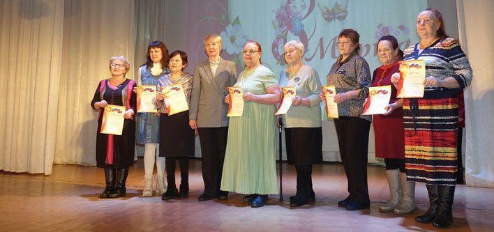 Елена Ковалева вручила волонтерам СВО благодарственные письма