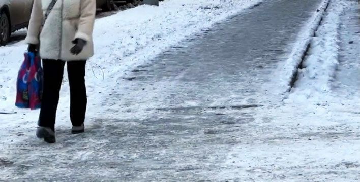 Подрядчик заплатил 200 тысяч рублей кировчанке, сломавшей руку на льду