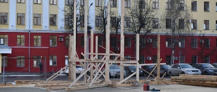 Театральную площадь украшают к Новому году 