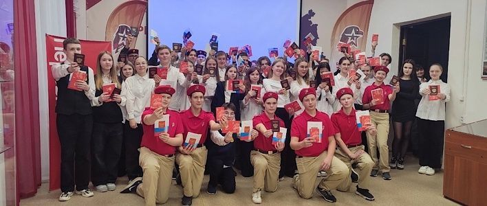 Юным кировчанам торжественно вручили паспорта