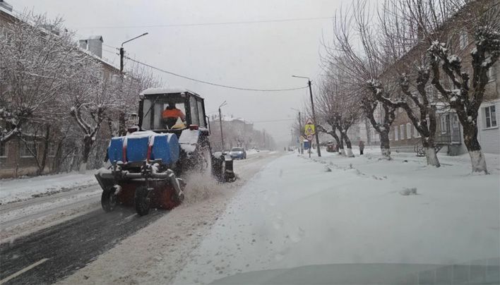 В Кирове на борьбу с апрельским снегом вышла вся имеющаяся техника