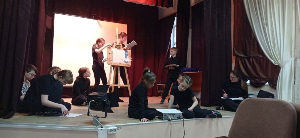 Театральные постановки во дворах и на общественных площадках.