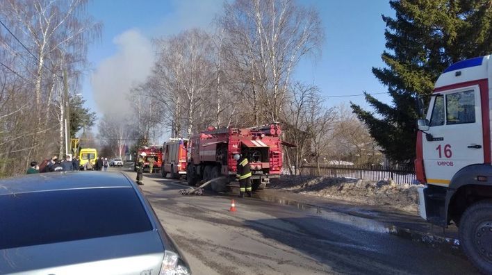 В поселке Ганино загорелся деревянный дом