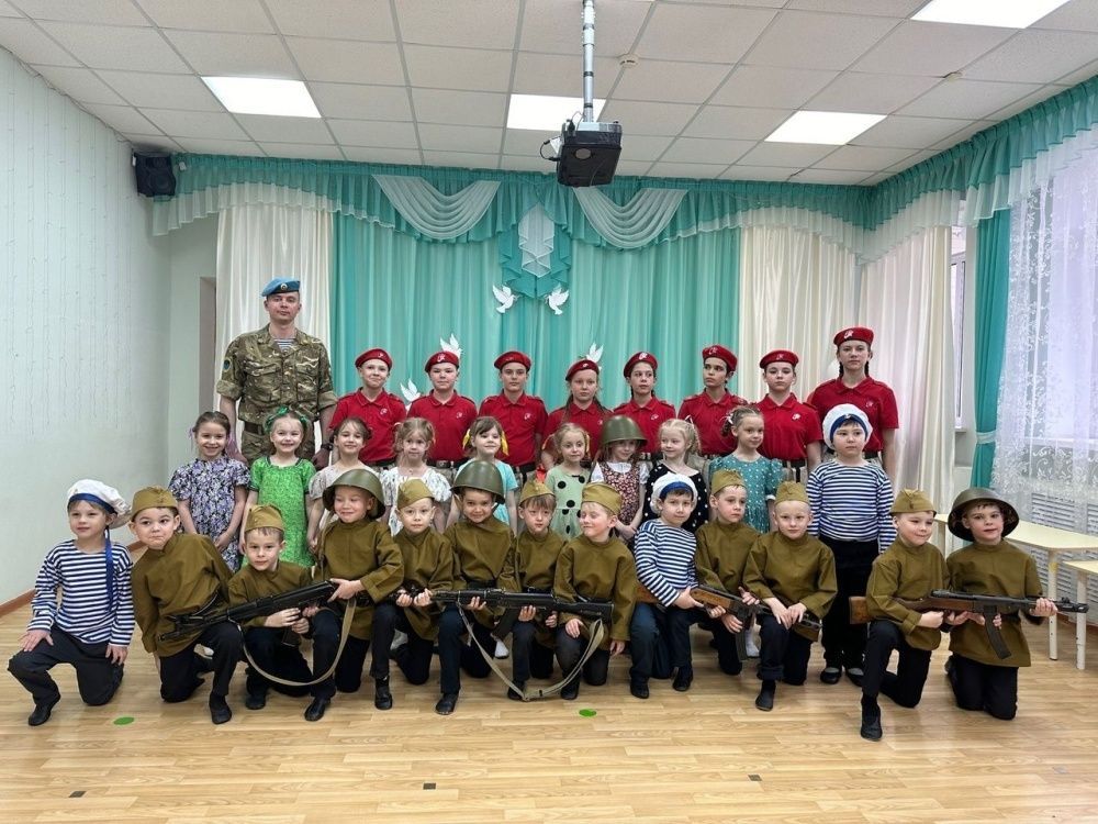 Юнармейцы рассказали дошколятам о подвиге Григория Булатова.