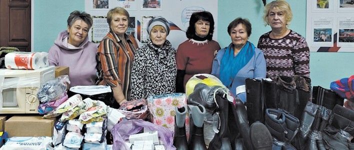 Кировчане помогают бойцам, собирая посылки