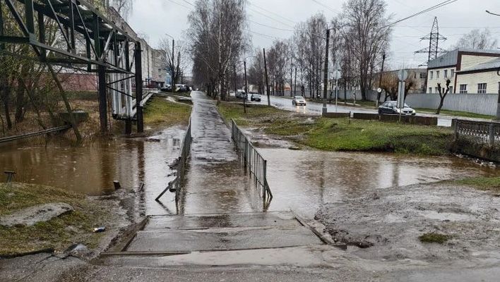 В Нововятске подтопило мост через реку Чумовицу