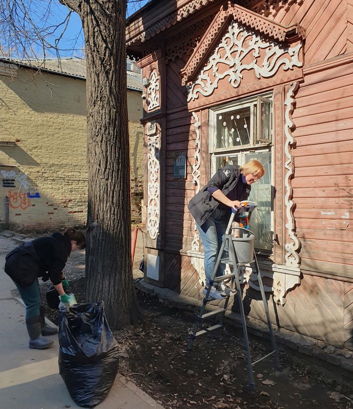Волонтеры «Том Сойер Фест» прибрались у флигеля Куклина и у дома тысячи сердец