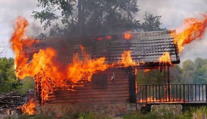 В Кирове добровольные пожарные потушили горящую баню