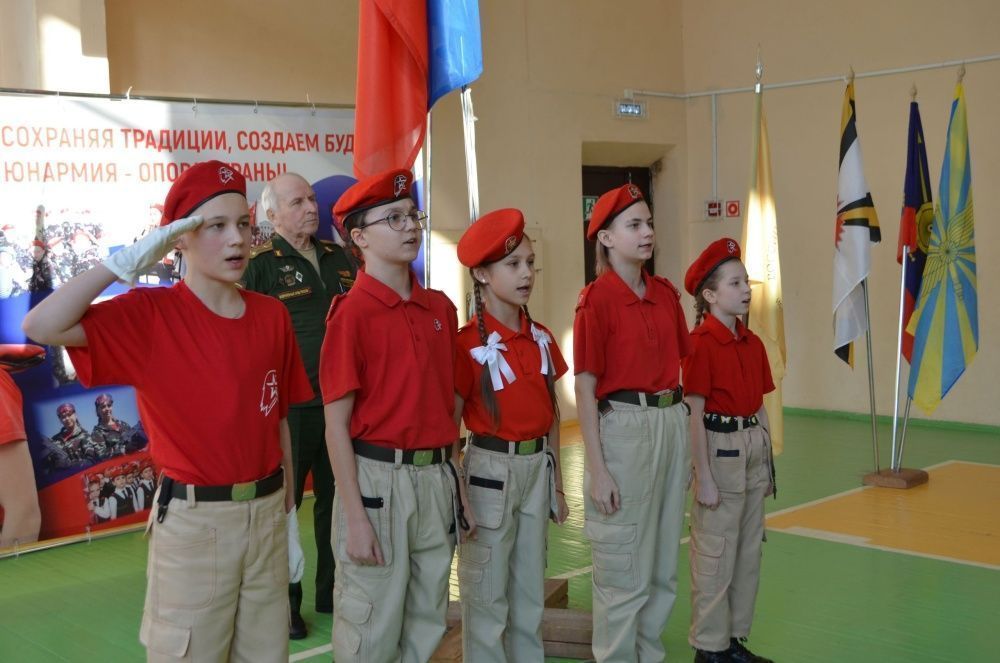 Кировские юнармейцы представляют российские стяги.