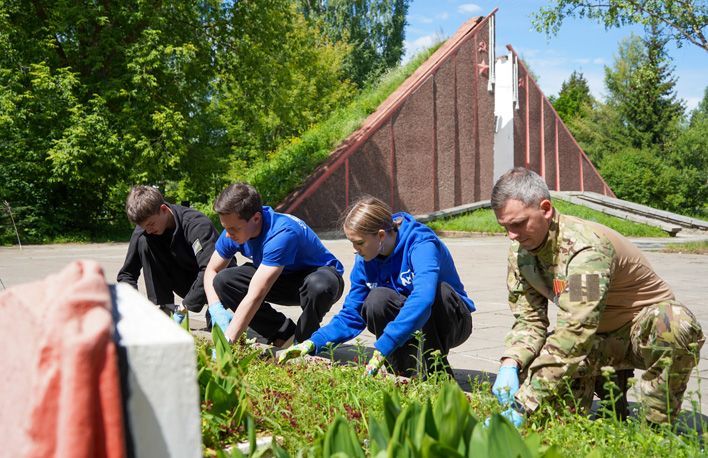 Активисты прибрали мемориал на Лобановском кладбище
