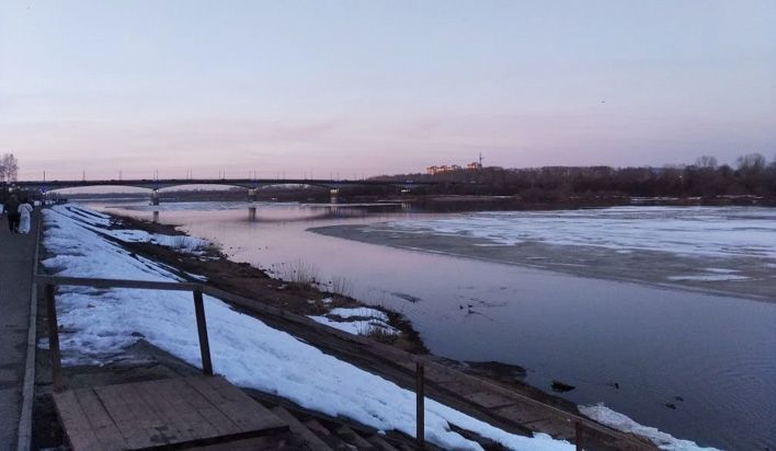 На Вятке у старого моста начались подвижки льда 