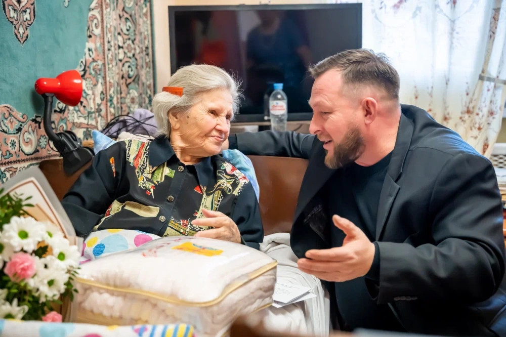 Вячеслав Симаков поздравил кировчанку со 100-летним юбилеем.