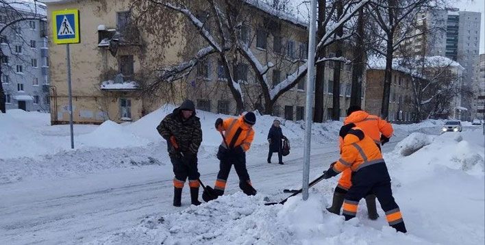 Дорожники расчищают пути к школам и детсадам