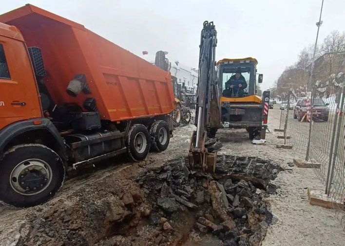 Коммунальщики продолжают работы на месте аварии у Центрального рынка