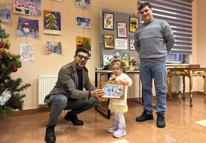 3 кировчанки получили подарки с Елки желаний от приставов