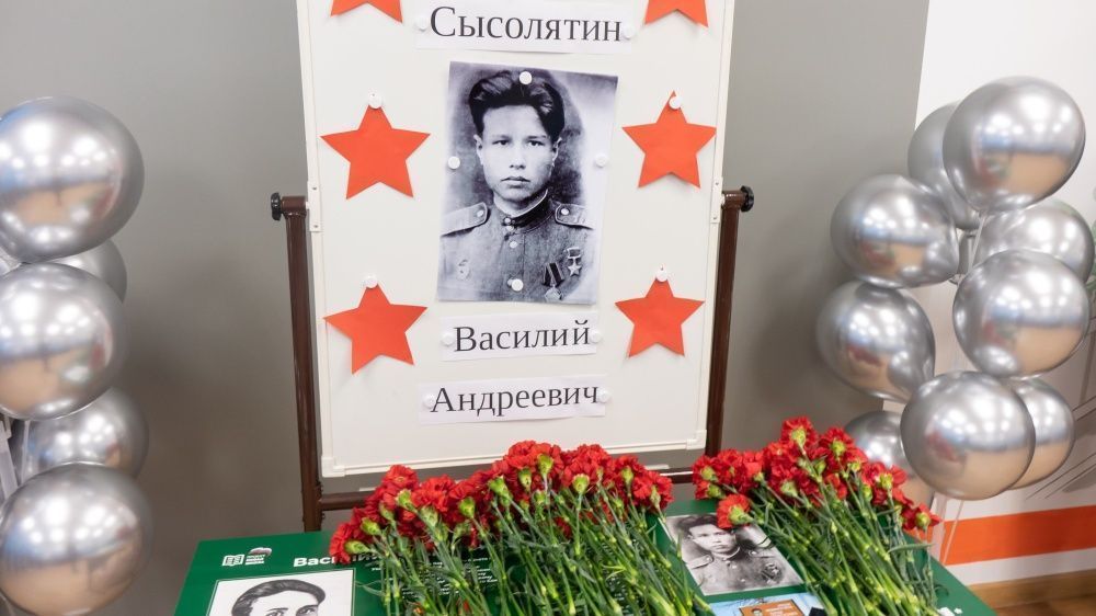 Парту героя установили в инженерно-железнодорожном лицее.