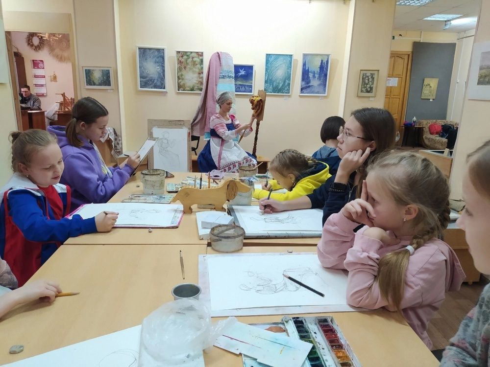 В Гриновке открылись две выставки педагогов-художников