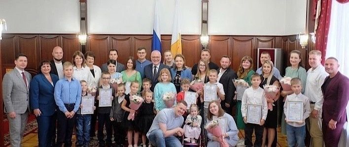 Молодым семьям вручили сертификаты на жильё