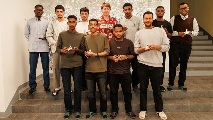 В Кирове иностранные студенты из 13 стран раскрасили дымковского коня