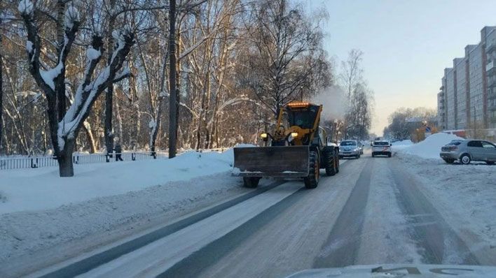 Дорожники расчищают пути к школам и детсадам