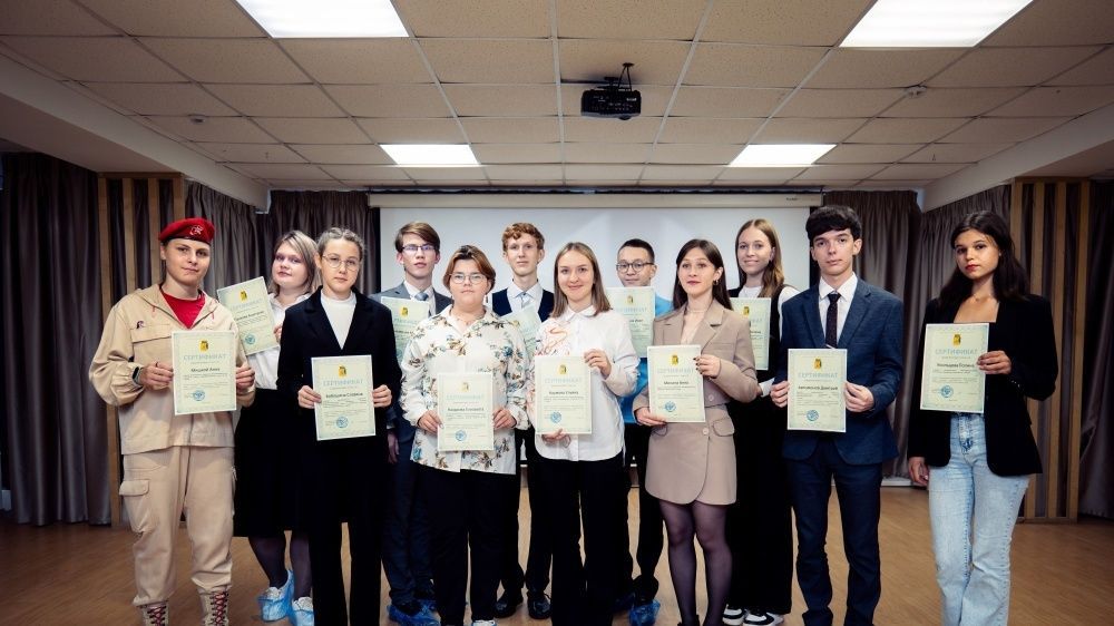 Администрация Кирова наградила лучших школьников