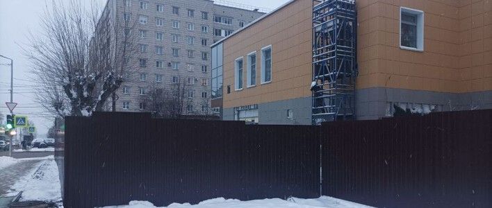 В Кирове недострой на ул. Ленина, 31 огородили новым забором