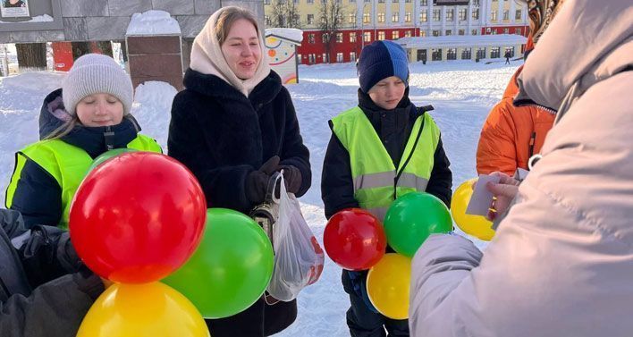 Сотрудники ГАИ подарили кировчанкам шарики и напомнили о безопасности на дорогах
