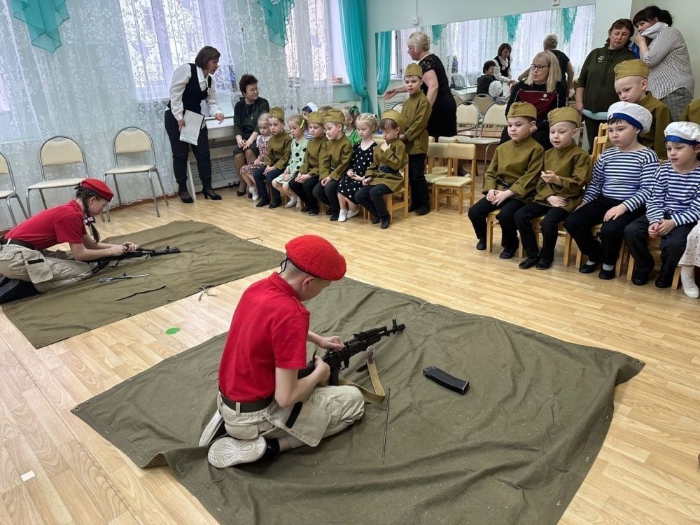 Юнармейцы рассказали дошколятам о подвиге Григория Булатова.