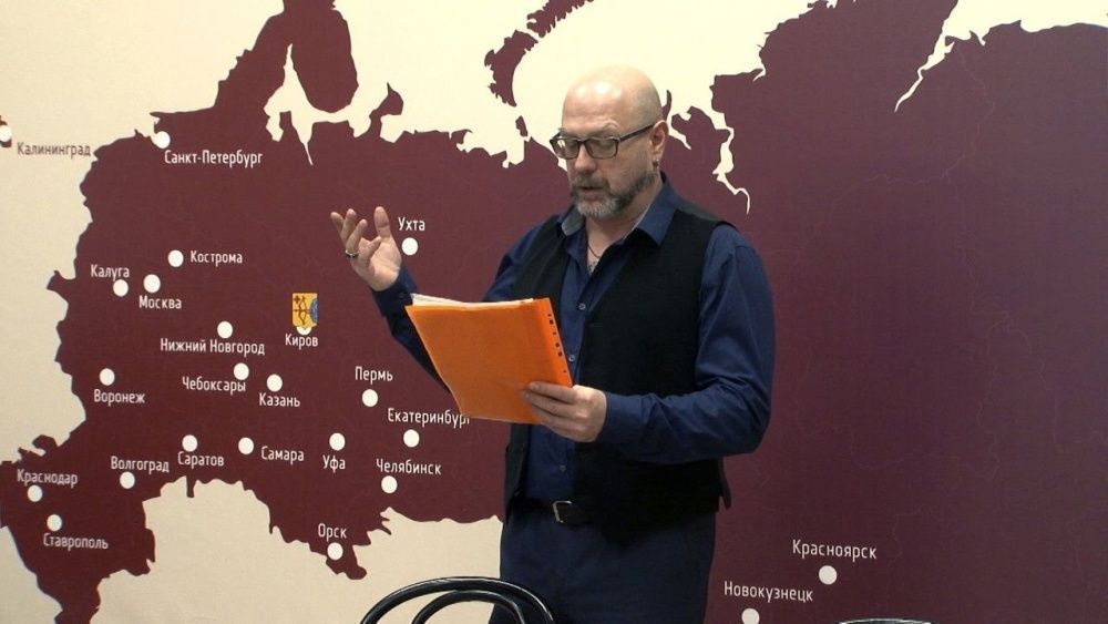 Артисты кировских театров прочли школьникам Толстого.