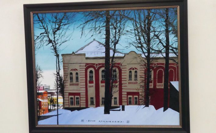 Весенний вернисаж: в библиотеке Грина проходит выставка картин Максима Наумова