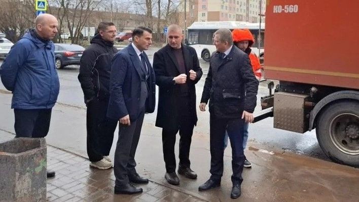 На Заводской устраняют утечку из колодцев