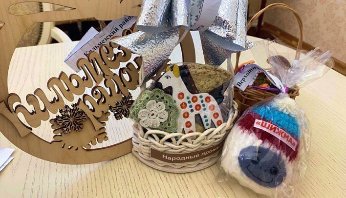 Елочные игрушки со Спасской передали в диораму