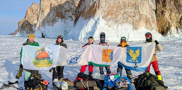 Студенты из Кирова совершили поход по льду озера Байкал