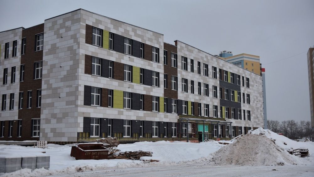 В Кирове продолжается строительство школ.
