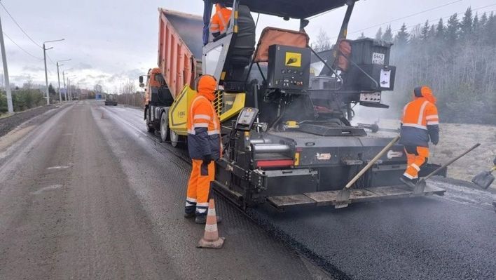 В Кирове ремонтируют дорогу в Радужный