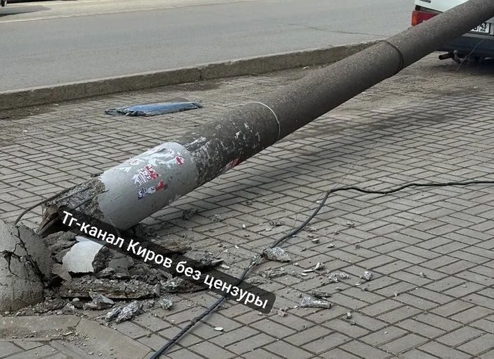 ДТП на Профсоюзной: люди не пострадали, упавший столб вернут на место 