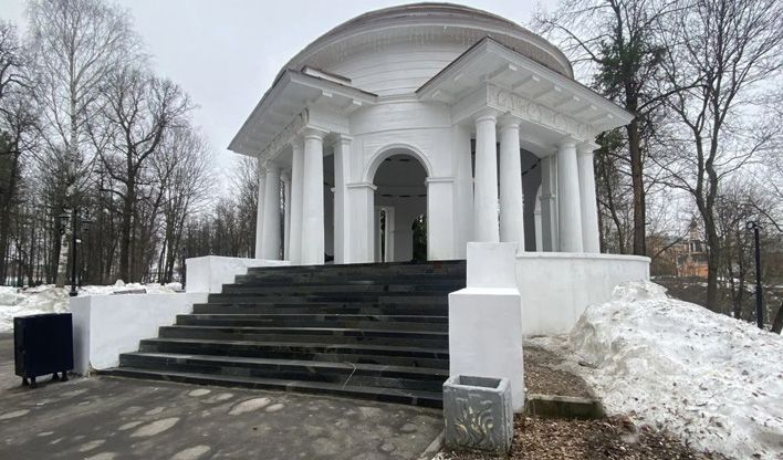 В Александровском саду покрасили ротонды