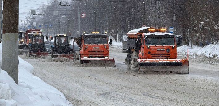 В Кирове работают колонны снегоуборочной техники