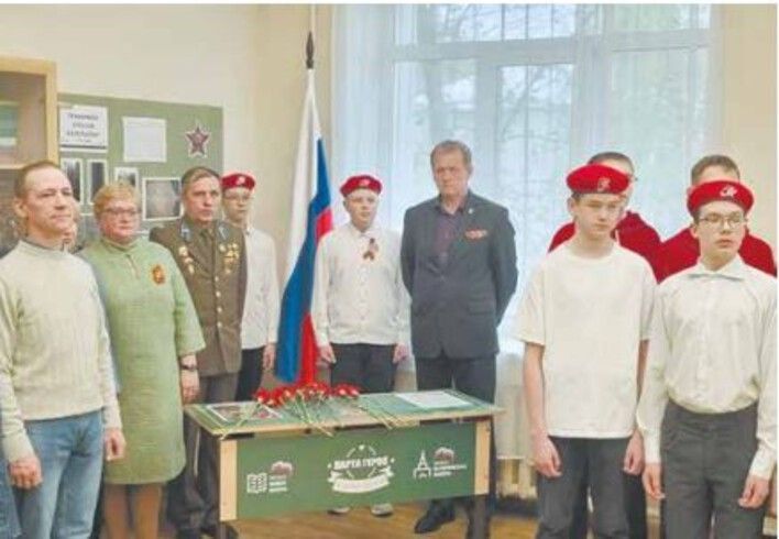 В кировских школах устанавливают парты Героев