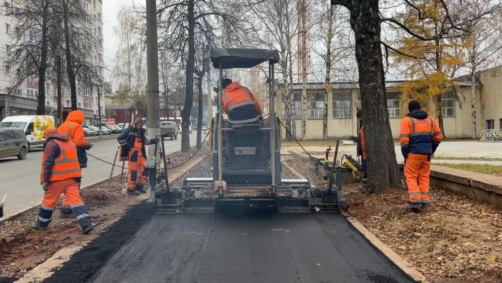 На улице Профсоюзной восстанавливают тротуар