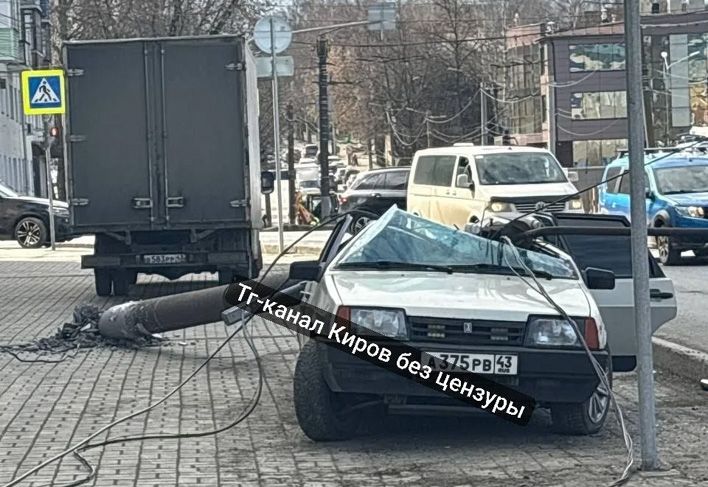 ДТП на Профсоюзной: люди не пострадали, упавший столб вернут на место 